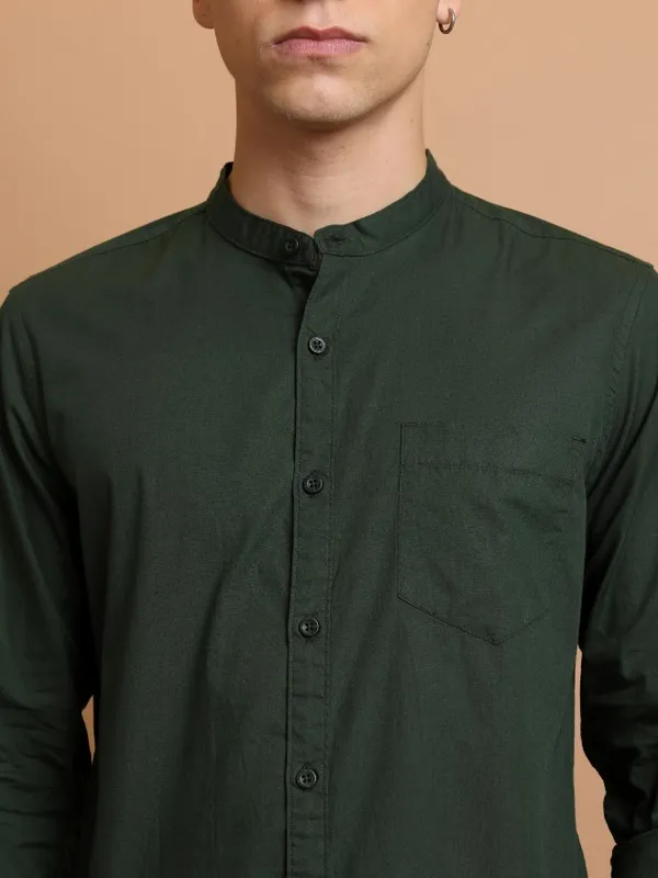  Highlander Men Olive Solid Slim Fit Casual Shirts