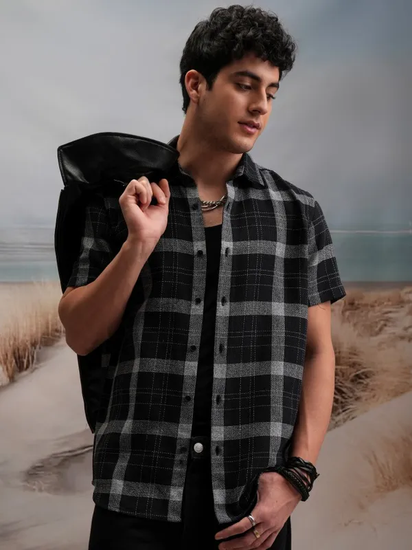  Locomotive Men Black Checked Regular Fit Casual Shirts