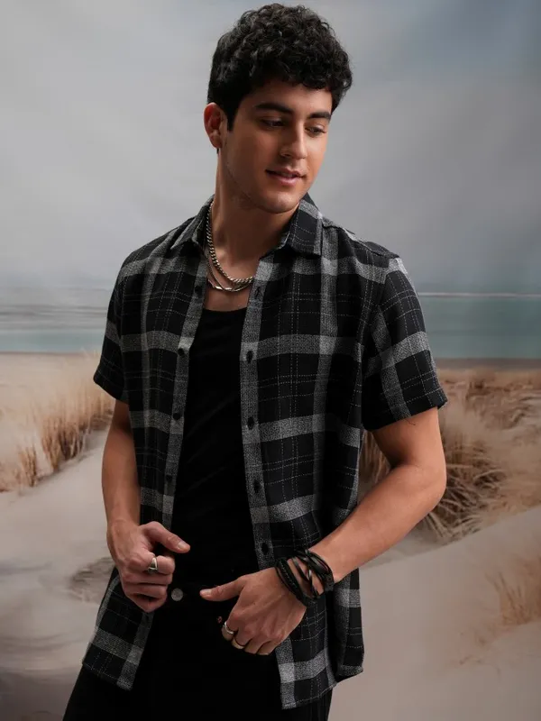  Locomotive Men Black Checked Regular Fit Casual Shirts