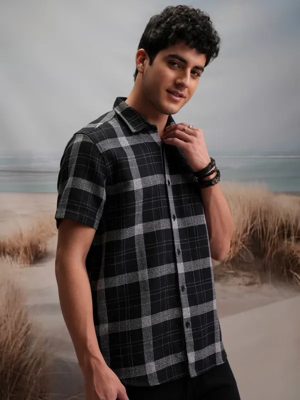  Locomotive Men Black Checked Regular Fit Casual Shirts