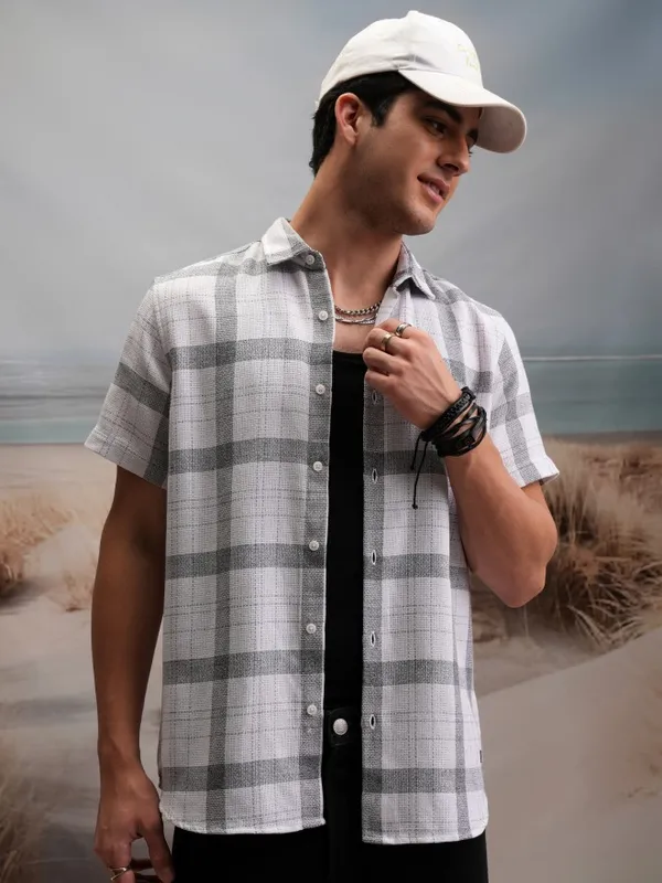  Locomotive Men White Checked Regular Fit Casual Shirts