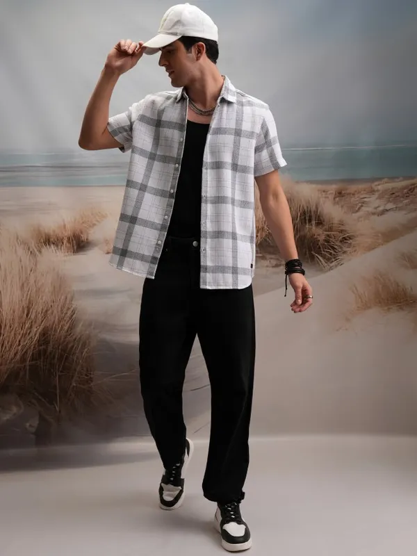  Locomotive Men White Checked Regular Fit Casual Shirts
