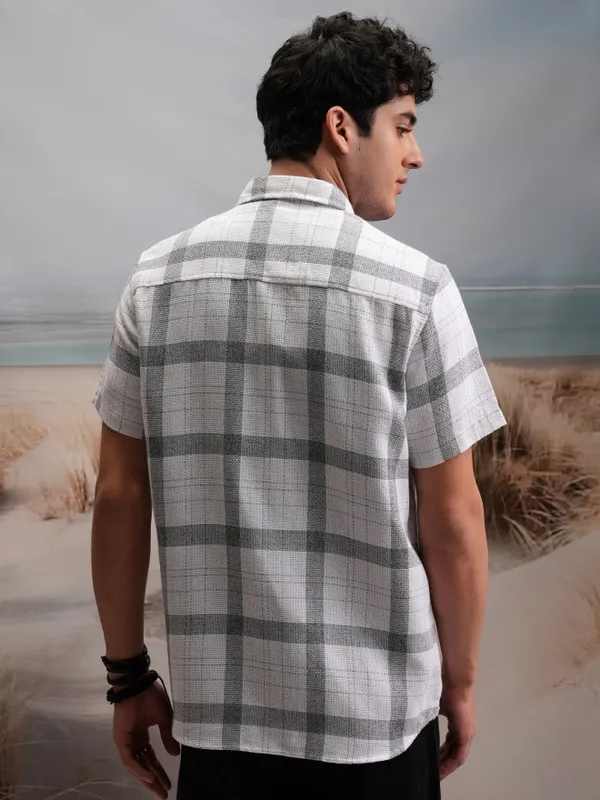  Locomotive Men White Checked Regular Fit Casual Shirts