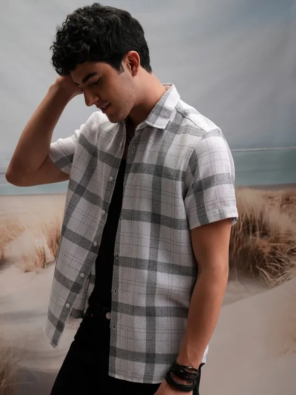  Locomotive Men White Checked Regular Fit Casual Shirts