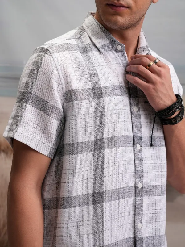  Locomotive Men White Checked Regular Fit Casual Shirts
