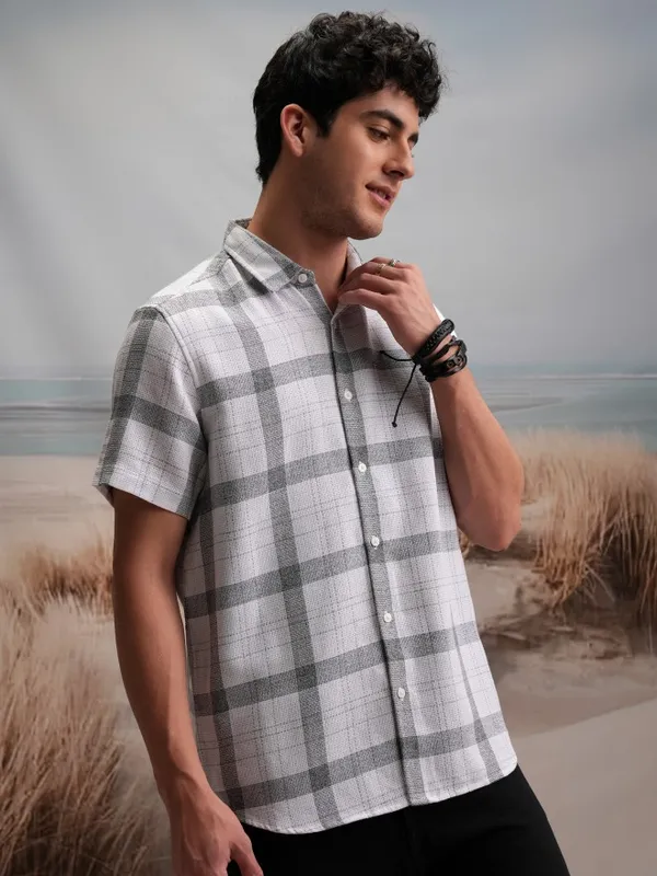  Locomotive Men White Checked Regular Fit Casual Shirts