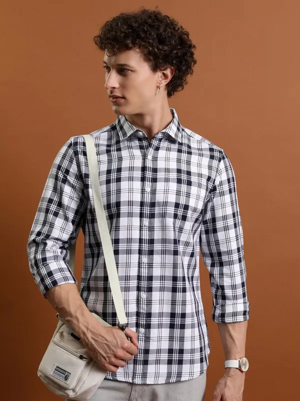  Highlander Men White Checked Slim Fit Casual Shirts