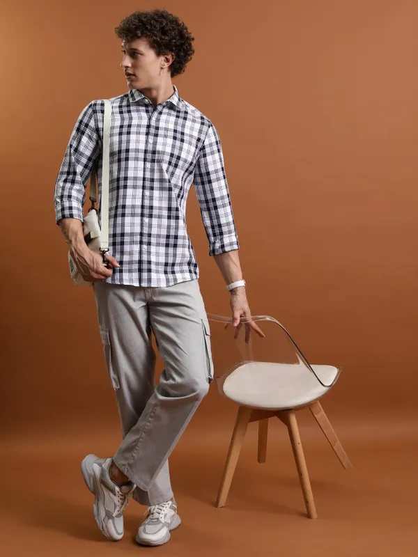  Highlander Men White Checked Slim Fit Casual Shirts