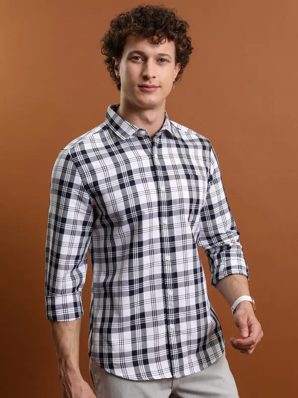  Highlander Men White Checked Slim Fit Casual Shirts