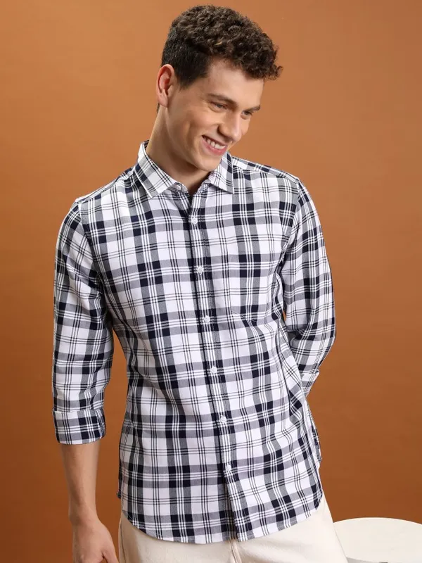  Highlander Men White Checked Slim Fit Casual Shirts