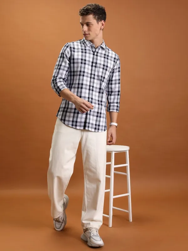  Highlander Men White Checked Slim Fit Casual Shirts