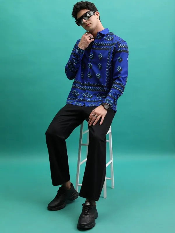  Highlander Men Blue Printed Oversized Fit Casual Shirts