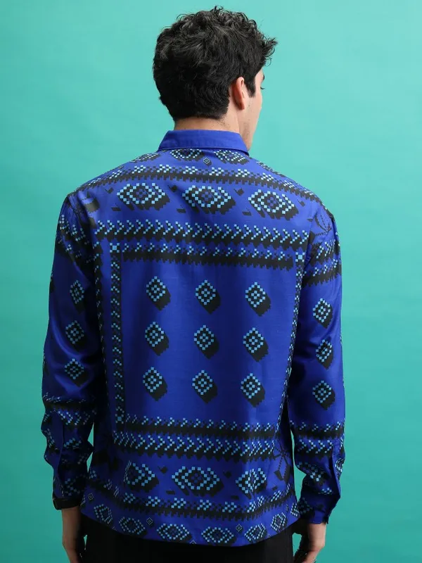  Highlander Men Blue Printed Oversized Fit Casual Shirts