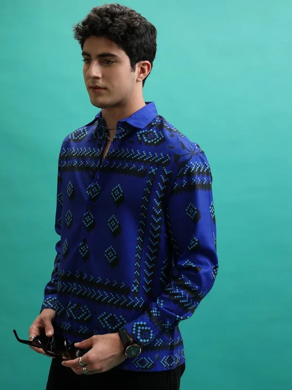  Highlander Men Blue Printed Oversized Fit Casual Shirts