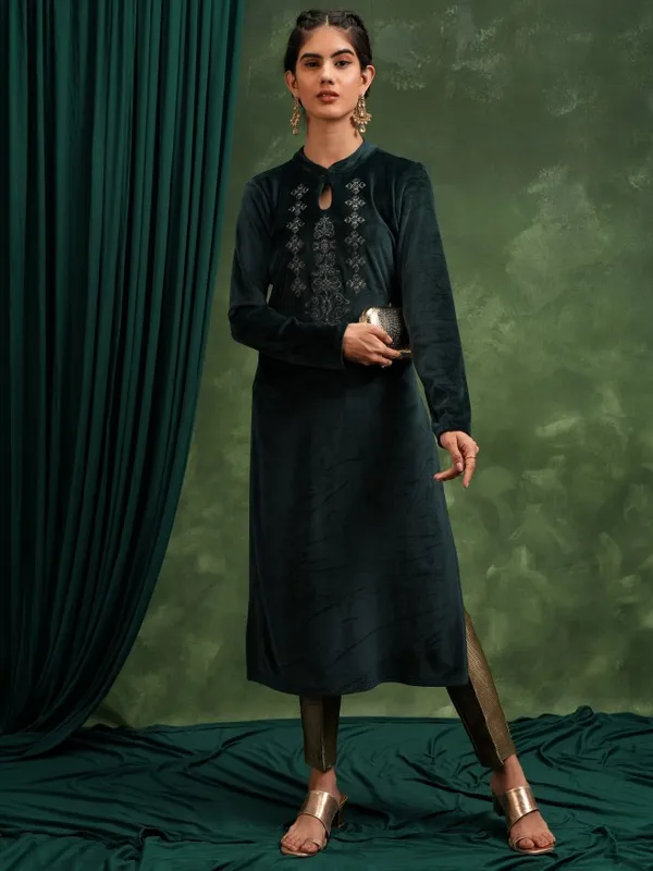  Vishudh Women Green Embroidered Straight Kurtas
