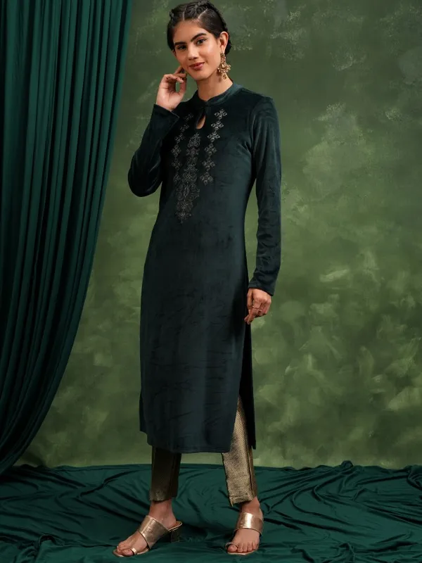  Vishudh Women Green Embroidered Straight Kurtas