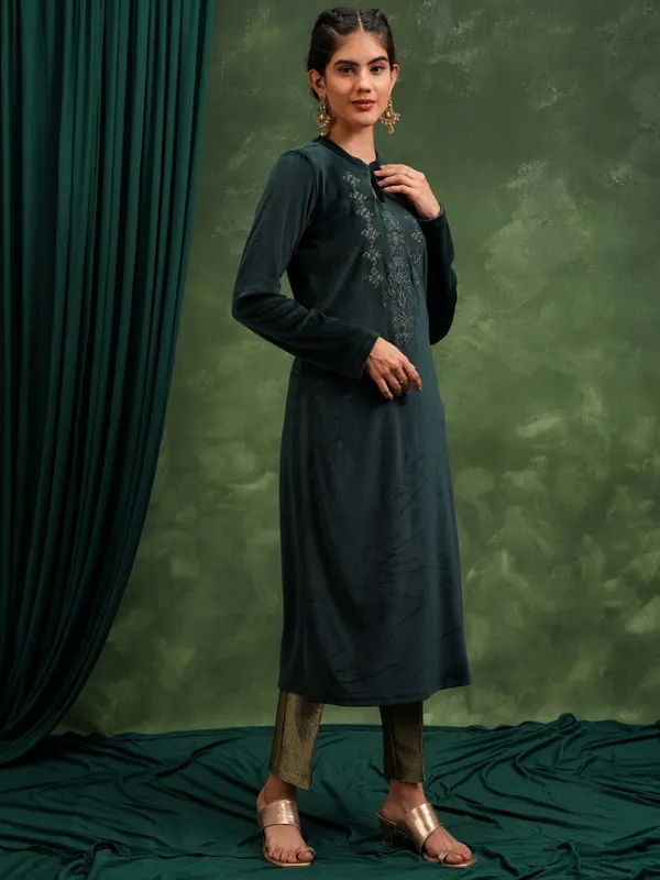  Vishudh Women Green Embroidered Straight Kurtas