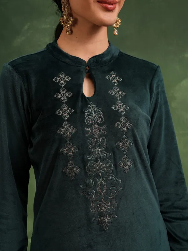  Vishudh Women Green Embroidered Straight Kurtas