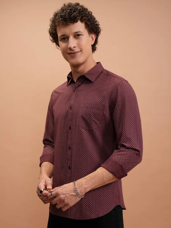  Highlander Men Maroon Printed Slim Fit Casual Shirts
