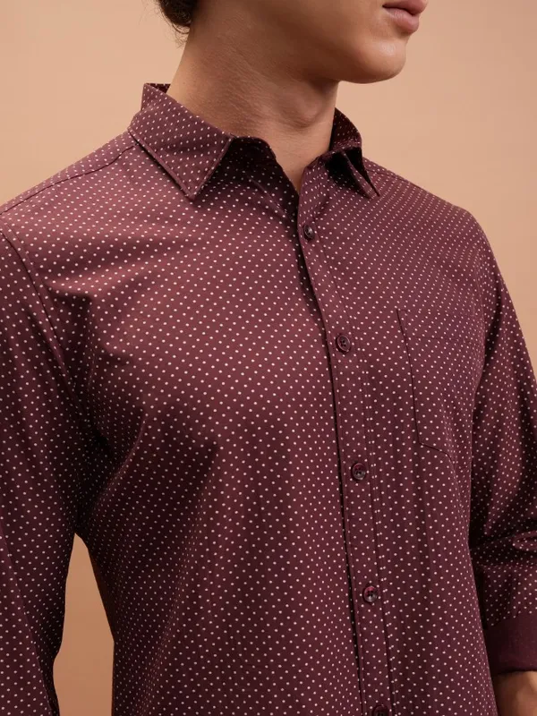  Highlander Men Maroon Printed Slim Fit Casual Shirts