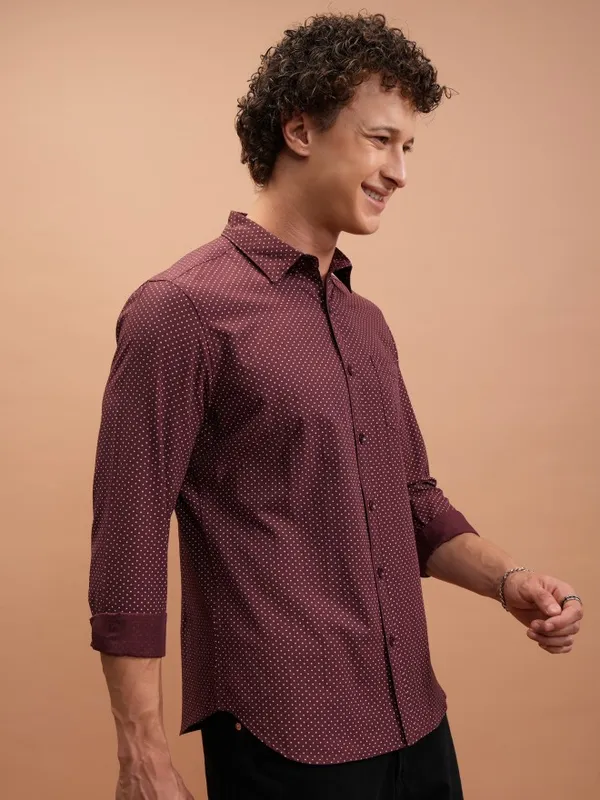  Highlander Men Maroon Printed Slim Fit Casual Shirts