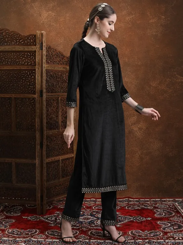  Vishudh Women Black Self Design Kurta Sets