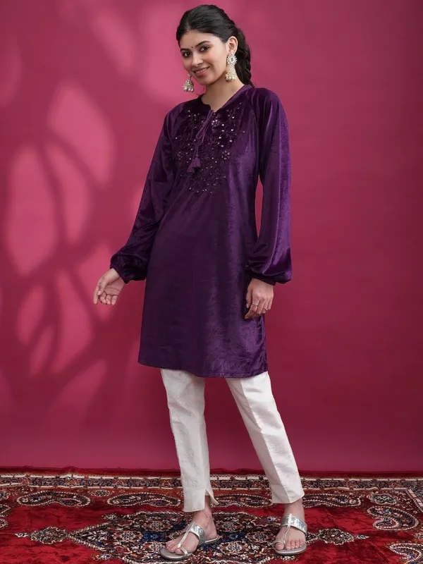 Vishudh Women Magenta Embroidered Straight Kurtas