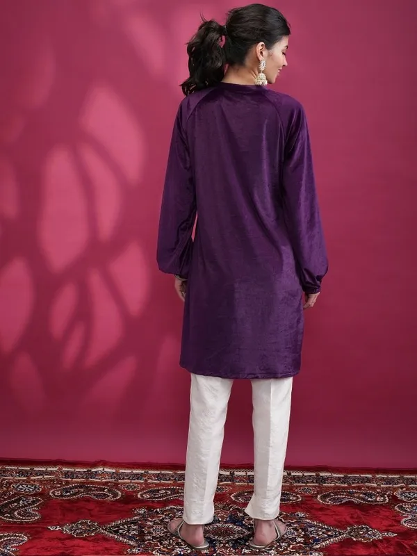  Vishudh Women Magenta Embroidered Straight Kurtas