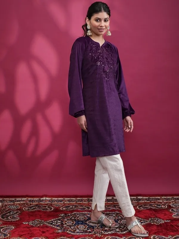  Vishudh Women Magenta Embroidered Straight Kurtas