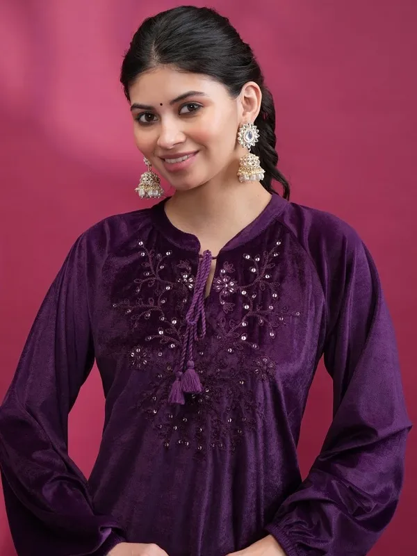  Vishudh Women Magenta Embroidered Straight Kurtas