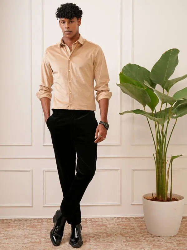  Locomotive Men Beige Textured Slim Fit Casual Shirts