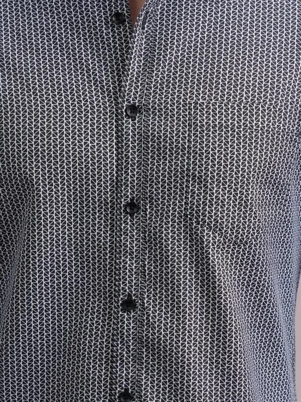 Highlander Men Black Printed Slim Fit Casual Shirts
