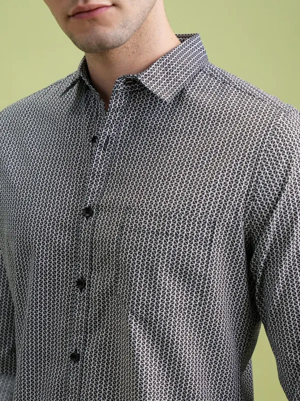 Highlander Men Black Printed Slim Fit Casual Shirts