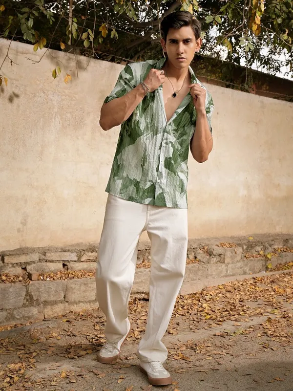  Locomotive Men Olive Printed Relaxed Fit Casual Shirts