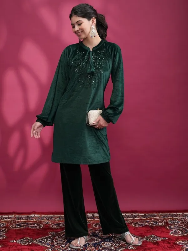 Vishudh Women Green Embroidered Straight Kurta