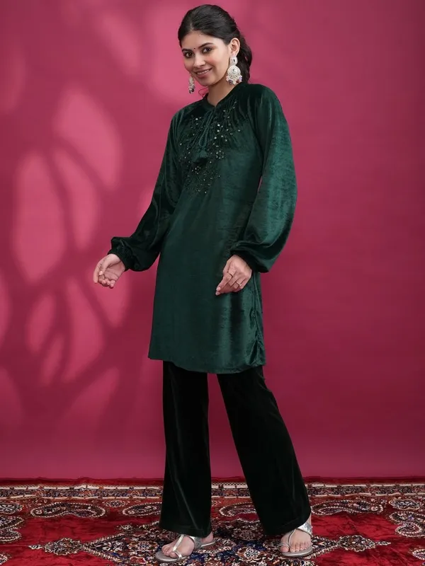 Vishudh Women Green Embroidered Straight Kurta