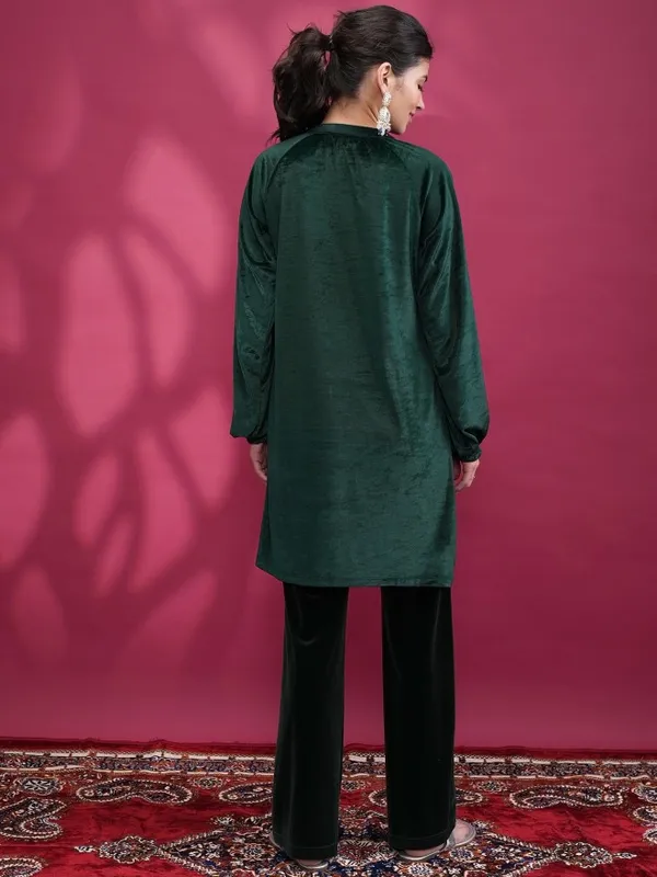 Vishudh Women Green Embroidered Straight Kurta