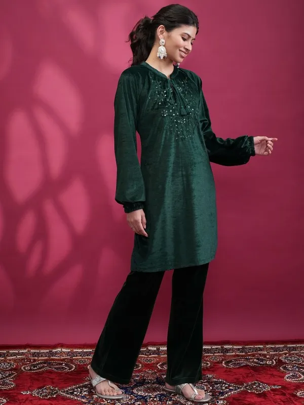 Vishudh Women Green Embroidered Straight Kurta