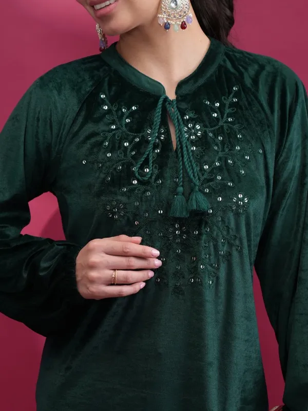 Vishudh Women Green Embroidered Straight Kurta