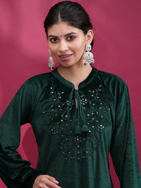 Vishudh Women Green Embroidered Straight Kurta