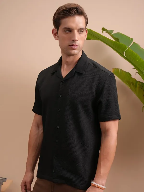  Locomotive Men Black Solid Regular Fit Casual Shirts