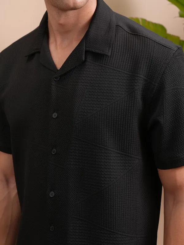  Locomotive Men Black Solid Regular Fit Casual Shirts