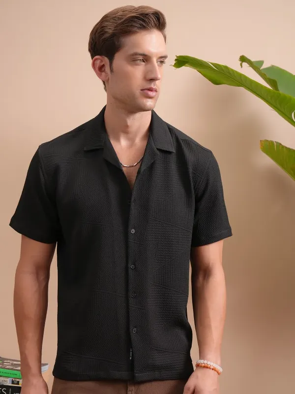  Locomotive Men Black Solid Regular Fit Casual Shirts