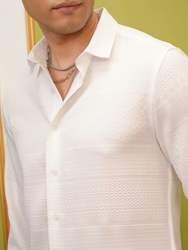 Locomotive Men White Textured Slim Fit Casual Shirt