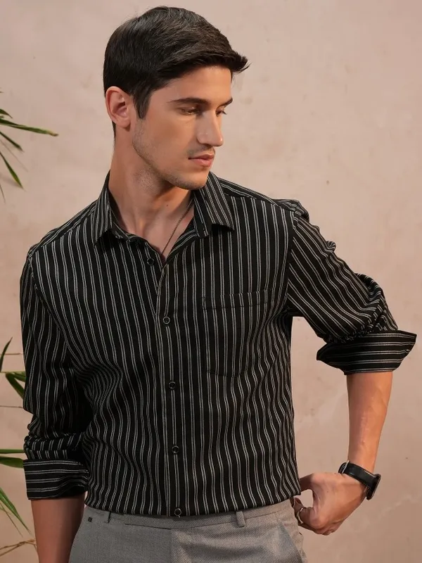  Locomotive Men Black Striped Slim Fit Casual Shirts