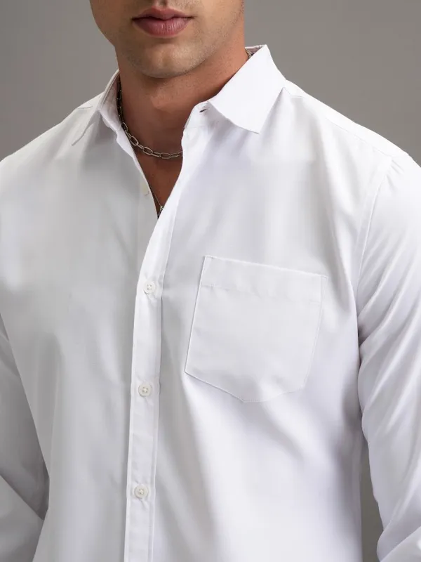  Highlander Men White Solid Slim Fit Casual Shirts