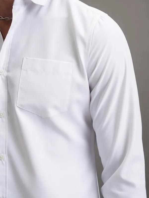  Highlander Men White Solid Slim Fit Casual Shirts