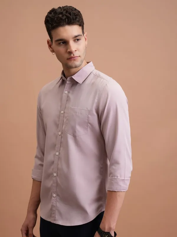  Highlander Men Pink Solid Slim Fit Casual Shirts