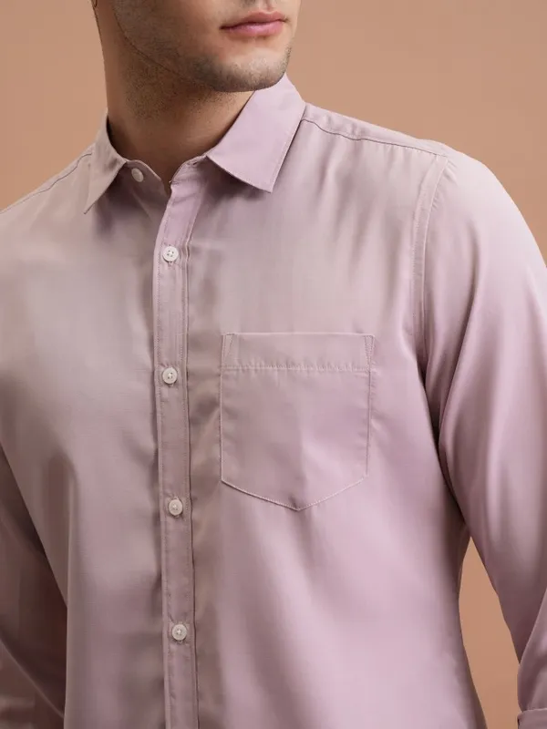 Highlander Men Pink Solid Slim Fit Casual Shirts