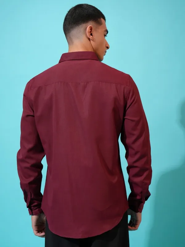  Highlander Men Maroon Solid Slim Fit Casual Shirts